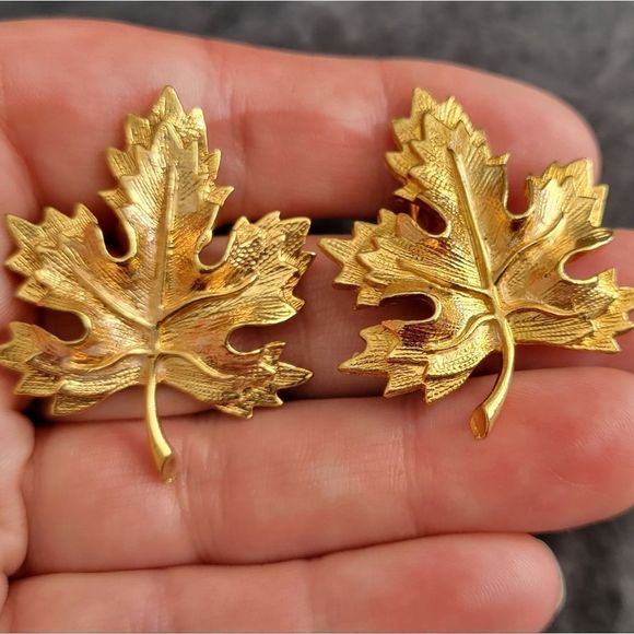 Avon Vintage Earrings Fall Leaves Goldtone Pierced - Picture 1 of 5